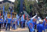 Ratusan buruh yang tergabung dalam asosiasi Tekstil, Sandang dan Kulit Konfederasi Serikat Pekerja Seluruh Indonesia (TSK KSPSI) menggelar aksi solidaritas menuntut hak pesangon para pekerja eks PT Sri Isman Tbk (Sritex Grup) di depan kompleks Gubernur Jawa Tengah (Jateng), Rabu (24/9/2025). (Solopos/Adhik Kurniawan).

