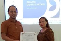Dekan Hukum Unwahas, Dr. M. Shidqon Prabowo, SH., MH menyampaikan sertifikat kepada Prof. Dr. Dewi Sulistianingsih, SH., MH usai pelatihan penulisan jurnal hukum, Minggu (28/9). (dok istimewa) 

