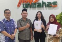 Mahasiswi MIP Unwahas asal Afganistan, Nooria Naarwan (outfit hitam), saat foto bareng dengan pembimbing dan penguji di depan FISIP, Gedung D, Unwahas Sampangan. (foto: suaramuda.net) 
