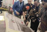 Direktur Sino-Nusantara Institute Ahmad Syaifuddin Zuhri (batik biru) saat menjelaskan benang merah jalur sutra maritim dihadapan Ketua Komisi B Joko Widodo dan Kepala Disbudpar Kota Semarang R. Wing Wiyarso Poespojoedho, S.Sos., M.Si saat pembukaan The Maritime Silk Road Exhibition di Gedung Oudetrap, kawasan Kota Lama. (Foto: suaramuda.net)
