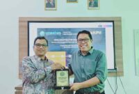 Penyerahan cenderamata dari Dekan FISIP Unwahas Dr. Ali Martin, M.Si kepada narasumber dari KPU Jateng, Basmar P. Amron, M.M, Sabtu (4/10/2025) 