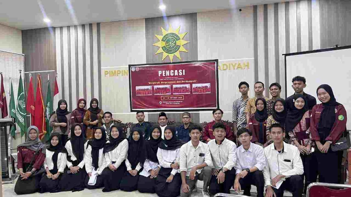 Ketua PDM foto bersama peserta pencasi (Dokumentasi UKMK Tapak Suci) 