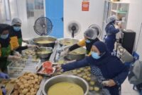 Suasana SPPG Bener saat menyiapkan makanan untuk sekitar 3950 siswa dan lansia (KOMPAS.COM/BAYU APRILIANO )
