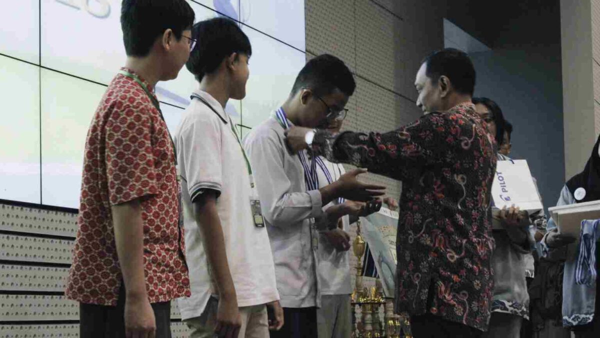 Kepala Departemen Matematika ITS Dr Didik Khusnul Arif SSi MSi memberikan penghargaan kepada salah satu pemenang OMITS 18th kategori SMP. (Foto: its.ac.id) 

