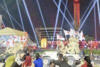 Teatrikal Pertempuran Lima Hari di Semarang, di Tugu Muda, Kota Semarang, Selasa (14/10/2025) malam. Foto: Arina Zulfa Ul Haq/detikJateng