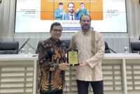 Foto bersama Dekan FISIP Dr. Ali Martin, M. Si dengan Iyad M.I Aburabee, Ph.D (Equal Access International Palestine) saat menyerahkan cinderamata, Kamis (16/10/2025). 