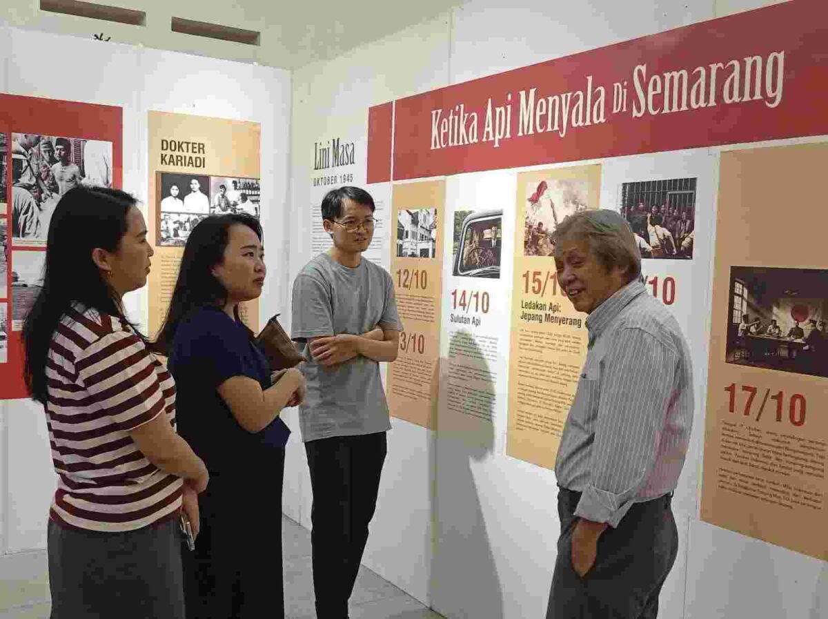 Bapak Pohan dan Co-Kurator Mozes Christian Budiono menerima kunjungan publik pada saat pameran. (dok pribadi) 
