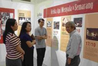 Bapak Pohan dan Co-Kurator Mozes Christian Budiono menerima kunjungan publik pada saat pameran. (dok pribadi) 
