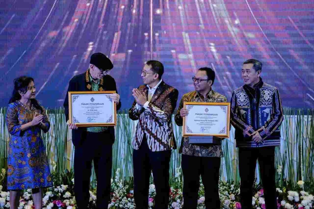 Direktur Jenderal Diplomasi, Promosi, Dan Kerja Sama Kebudayaan Endah T.D. Retnoastuti, Menteri Kebudayaan Fadli Zon, dan Direktur Jenderal Pengembangan, Pemanfaatan, dan Pembinaan Kebudayaan Ahmad Mahendra saat memberikan penghargaan AKI 2025 kepada Sejarawan asal Jerman Ulrich Kozok, Plasa Insan Berprestasi, Gedung A Kemendikdasmen, Selasa malam (21/10/2025) (Foto: Dokumentasi/Kementerian Kebudayaan)