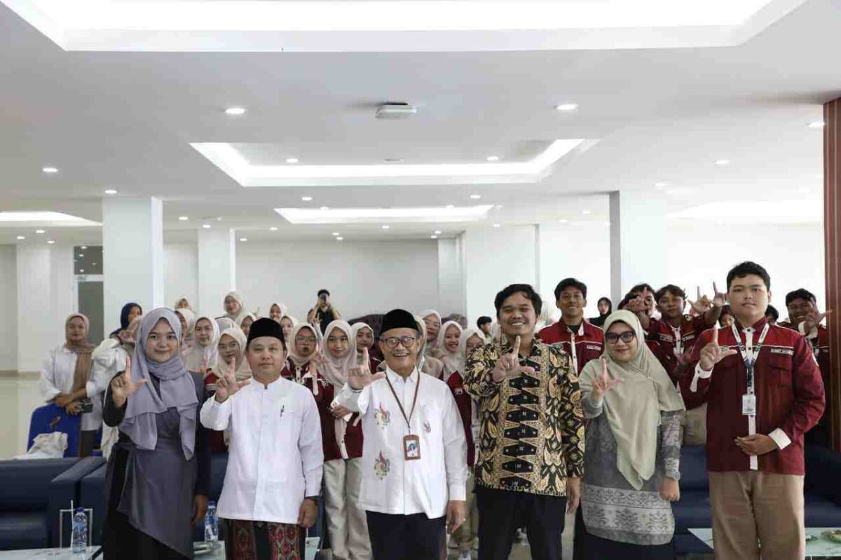 POV: Foto bersama Dekan, Wakil Dekan III, Ketua dan Sekretaris Prodi IPII, Ketua HMPS IPII dan Mahasiswa Prodi IPII