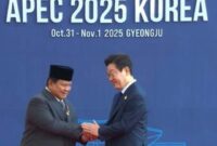 Presiden Prabowo Subianto menghadiri Konferensi Tingkat Tinggi (KTT) Asia-Pacific Economic Cooperation (APEC) 2025 yang digelar di Gyeongju, Korea Selatan, disambut langsung dengan penuh kehangatan oleh Presiden Korea Selatan, Lee Jae-myung. (Foto: detik.com) 
