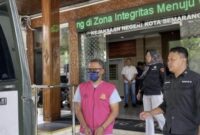 Tersangka MRF saat dibawa ke mobil tahanan usai diperiksa jaksa di Kejari Kota Semarang, Kecamatan Semarang Barat, Kota Semarang, Selasa (11/11/2025). (Foto: Arina Zulfa Ul Haq/detikJateng) 

