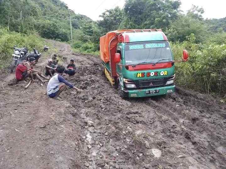 Jalan Rusak dan Keadilan Layanan Dasar di Langgudu Selatan