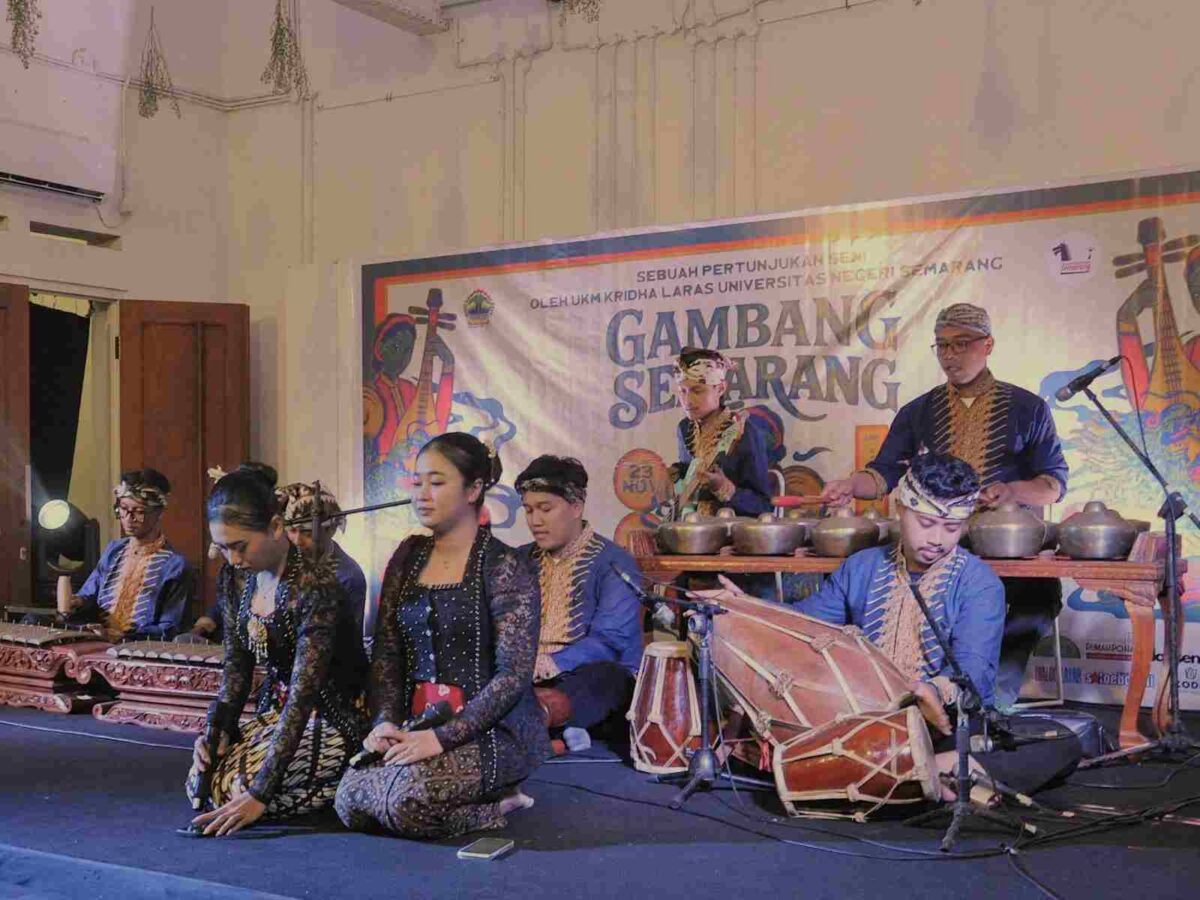 Penampilan Gambang semarang oleh UKM Kridha Laras Universotas Negeri Semarang. (dok pribadi)