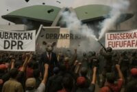 POV: aksi demonstrasi 25 Agustus di depan gedung DPR RI. (sumber: pinterest) 
