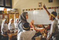Kedekatan guru dengan siswa dalam kegiatan pembelajaran akan memudahkan berkomunikasi. (Ilustrasi: pinterest.com) 