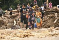 Warga melintasi jembatan sementara di Desa Garoga, Kecamatan Batang Toru, Kabupaten Tapanuli Selatan, Sumatera Utara. (ANTARA/HO-Pendam I/Bukit Barisan)