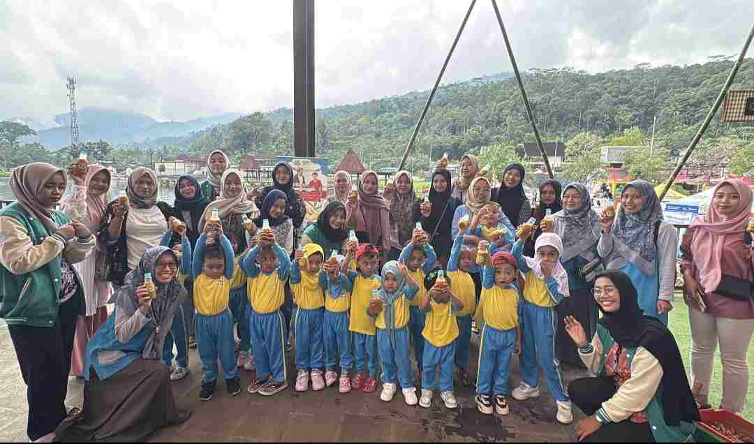 Kolaborasi Unwahas dan Komunitas Sahabat Desa Kenalkan Budaya Jamu kepada Anak-Anak di Bukit Cinta Ambarawa
