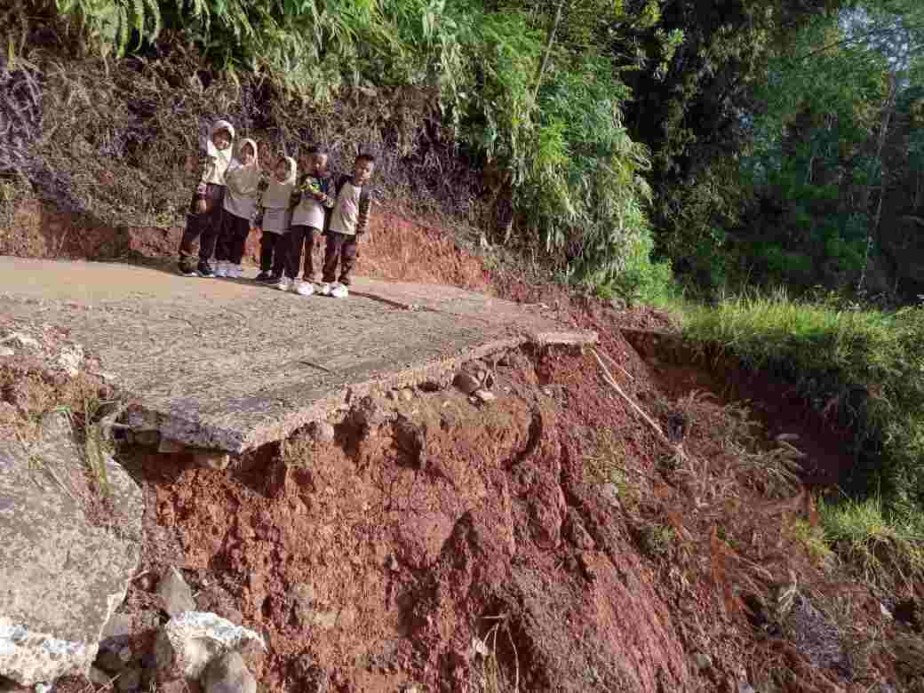 Meski Jalan Longsor, Semangat Belajar Siswa  RA At-Tarbiyah Asal Harentang Pantang Berhenti