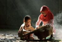 Ilustrasi kebersamaan seorang anak dengan sang ibu di lingkungan pedesaan. (Sumber gambar: pinterest.com) 
