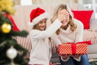 Keseruan seorang anak bersama sang ibu di moment Natal. (Gambar: pinterest.com) 