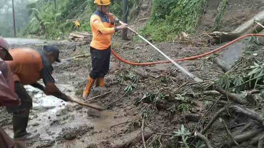 Desa Tempur Tenggelam dalam Gelap: Banjir Bandang dan Longsor Putuskan Segalanya
