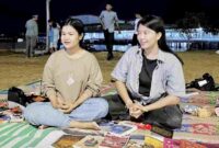 Mahasiswa asal Nias, Juli Laia (kiri) dan Mahasiswa asal Batam, Vianney Simanihuruk (kanan) saat berada di lapak baca Kata Halaman, Tanjungpinang. (Dok istimewa) 