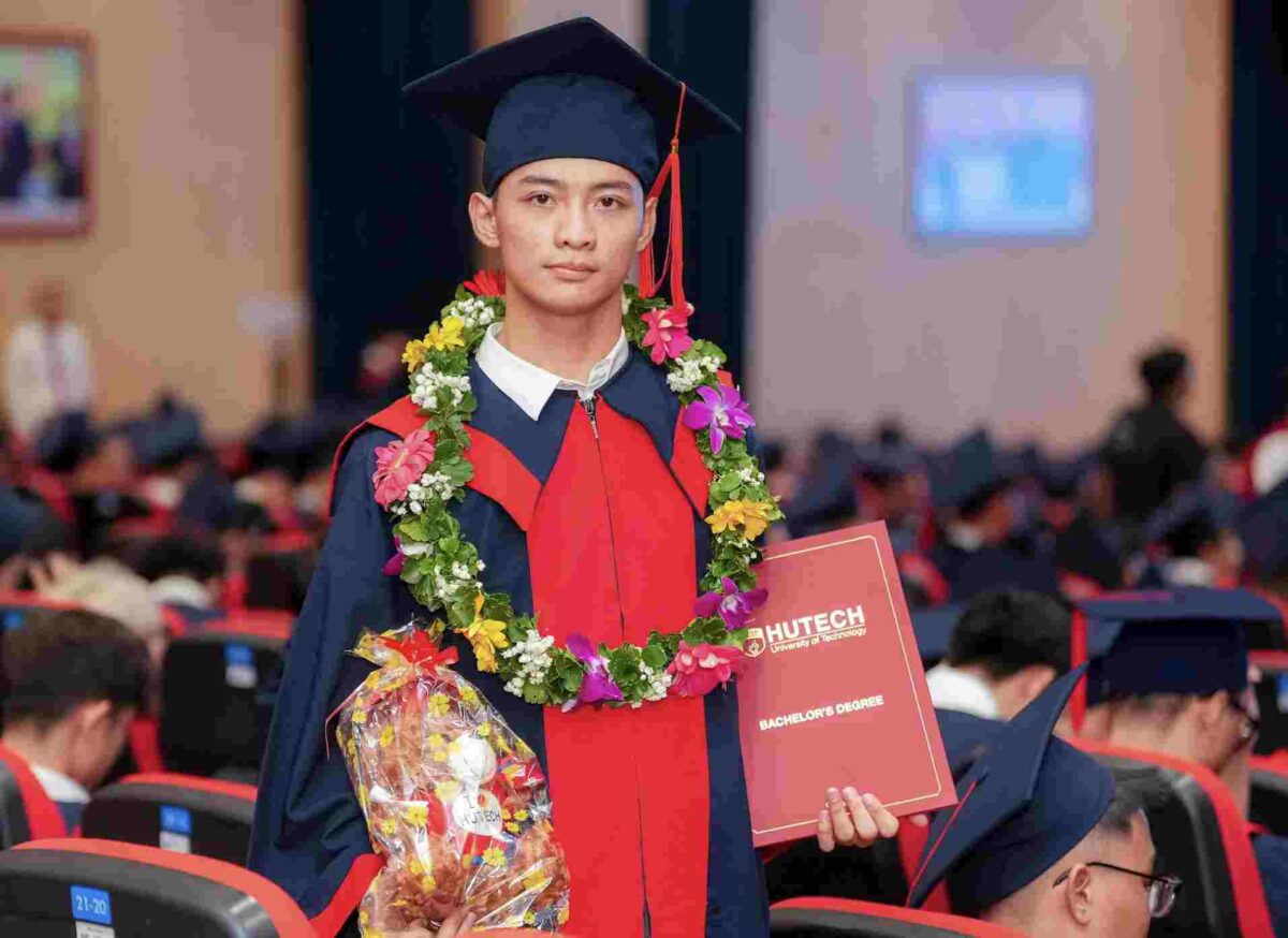 Tran Nhat Phi, seorang mahasiswa Teknologi Informasi, menerima gelar tekniknya pada hari wisuda. Foto: XD
