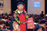 Tran Nhat Phi, seorang mahasiswa Teknologi Informasi, menerima gelar tekniknya pada hari wisuda. Foto: XD
