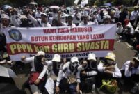 Ilustrasi demo guru di Jakarta. (Tempo/Imam Sukamto) 