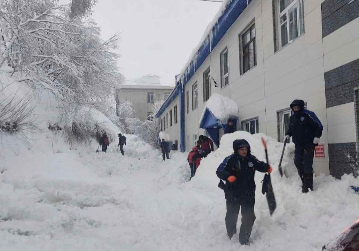 Anomali Musim Dingin Guncang Rusia: Kamchatka Darurat, Bus Berhenti Beroperasi, Penerbangan Tertunda