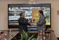 POV: Penyerahan cinderamata dari Kepala Pusat Studi Asia Tenggara GDUFS, Assoc. Prof. Xiao Lixian, kepada Dekan FAI UNISSULA, Assoc. Prof. Dr. Agus Irfan, M.PI.(dok istimewa) 
