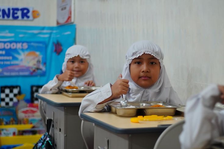 Disebut Hasil Efisiensi, Duit MBG Itu Sebenarnya Datang dari Mana, Sih?