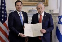 Foto: Netanyahu menandatangani aksesi Israel sebagai anggota "Dewan Perdamaian (Board of Peace).". (X/Netanyahu)

