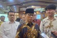 Mendes PDT Yandri Susanto (tengah)(KOMPAS.COM/ACHMAD FAIZAL)

