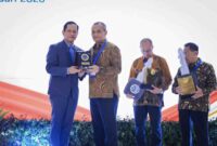 Gubernur Jateng Ahmad Luthfi saat menerima penghargaan Kinerja Pengelolaan Sampah 2026 dari Menteri Lingkungan Hidup Hanif Faisol Nurofiq, di Jakarta, Rabu (25/2/2026). (ANTARA/HO-Pemprov Jateng)