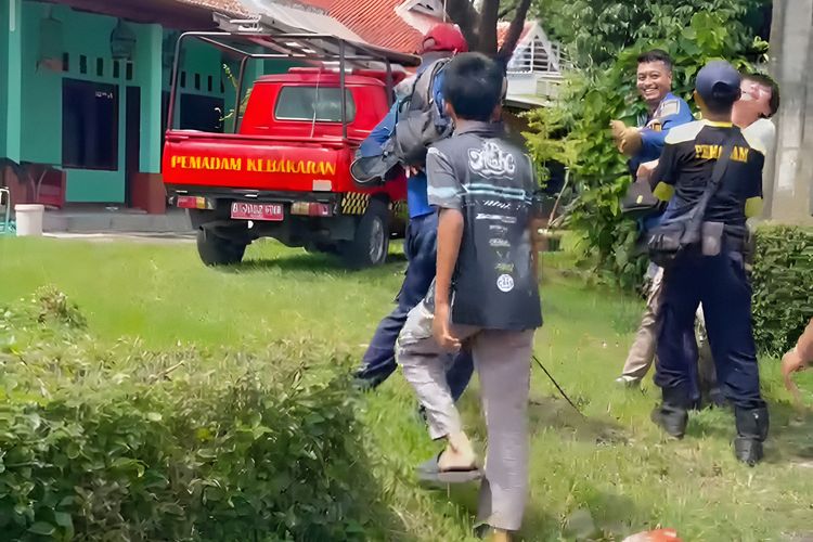 Gokil Parah! Gegara Takut Disunat, Remaja 15 Tahun Dijemput Damkar