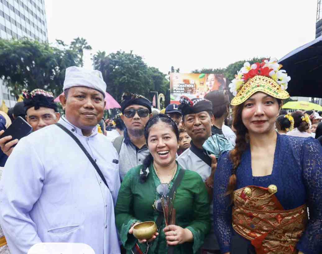 Ayu Hendranata Temani Mbak Rara pada Pawai Ogoh-Ogoh di Bundaran HI
