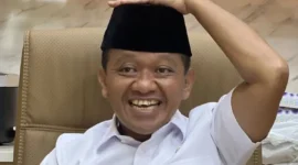 Menteri Energi dan Sumber Daya Mineral (ESDM) Bahlil Lahadalia memberi keterangan di Kantor Kementerian ESDM, Jakarta, Jumat (26/9/2025). (ANTARA/Putu Indah Savitri) 
