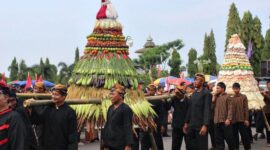 POV: Arak-arakan pada tradisi sedekah bumi di Jawa Tengah. (Dok Pinterest) 
