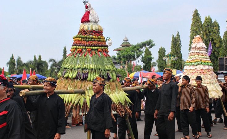 Sedekah Bumi Kini: Tradisi yang Salah Isi?