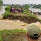 Warga menyaksikan tanggul Sungai Tuntang jebol di Desa Trimulyo, Guntur, Demak, Jumat (3/4/2026), yang memicu banjir hingga 1 meter dan merendam permukiman. (Foto: Muhammad Miftahul Khoir/ NUOnline Jateng)
