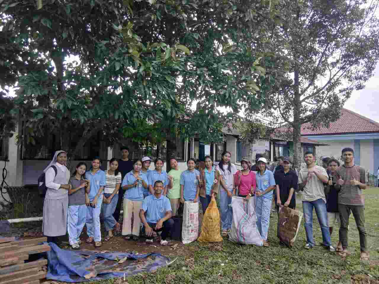 Wujudkan Kampus Asri, Mahasiswa Teologi Unika Santu Paulus Ruteng Gelar Bakti Sosial Lintas Angkatan