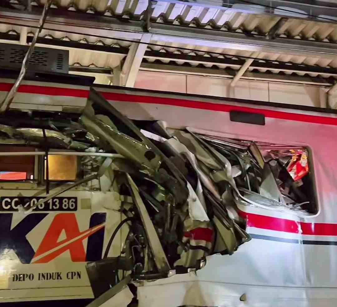Mengapa Kereta Argo Bromo vs KRL Commuter Line Bisa Bertabrakan?