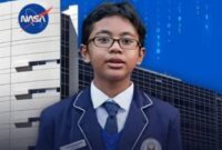 Firoos Ghathfaan Ramadhan, siswa kelas 8 di SMP IT Al-Alamy ini mendadak jadi sorotan setelah temuannya di bidang keamanan siber diakui secara internasional. (Dok istimewa) 
