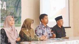 Dari kiri ke kanan: Aisyah Alifatul Zahidah Rohmah, S.T., M.T. (DPL); Ir. Sani, M.T. (DPL); Raka Selaksa Charisma Muchammad, S.T., M.T. (DPL); dan Sekretaris Desa Kalipucang Doddy Dwi Susanto saat kegiatan pembukaan Program Bina Desa  (7/5/2026).
