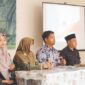Dari kiri ke kanan: Aisyah Alifatul Zahidah Rohmah, S.T., M.T. (DPL); Ir. Sani, M.T. (DPL); Raka Selaksa Charisma Muchammad, S.T., M.T. (DPL); dan Sekretaris Desa Kalipucang Doddy Dwi Susanto saat kegiatan pembukaan Program Bina Desa  (7/5/2026).
