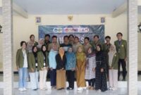 Tim KKN Tematik Skema Bina Desa Kolaborasi Program Studi Teknik Kimia dan Teknik Mesin, Fakultas Teknik dan Sains UPN “Veteran” Jawa Timur Kelompok 2 Desa Kalipucang bersama perangkat desa, Ibu-ibu TP-PKK Desa Kalipucang, serta Ketua TP-PKK Desa Kalipucang, Ny. Sri Utami Hariono, usai pelaksanaan sosialisasi dan pelatihan pembuatan bio-briket aromatik berbasis limbah bunga pinus. (Senin, 11/05/2026)