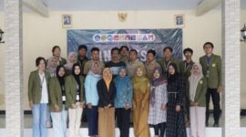 Tim KKN Tematik Skema Bina Desa Kolaborasi Program Studi Teknik Kimia dan Teknik Mesin, Fakultas Teknik dan Sains UPN “Veteran” Jawa Timur Kelompok 2 Desa Kalipucang bersama perangkat desa, Ibu-ibu TP-PKK Desa Kalipucang, serta Ketua TP-PKK Desa Kalipucang, Ny. Sri Utami Hariono, usai pelaksanaan sosialisasi dan pelatihan pembuatan bio-briket aromatik berbasis limbah bunga pinus. (Senin, 11/05/2026)