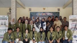 Pembukaan kegiatan Sosialisasi Digitalisasi Marketing UMKM Desa Kalipucang yang dihadiri oleh Sekretaris Desa Kalipucang, Doddy Dwi Susanto, Dosen Pembimbing Lapangan (DPL) Raka Selaksa Charisma Muchammad, S.T., M.T. dan Ir. Sani, M.T., serta Dosen Pendamping Pengabdian Masyarakat Nur Afiqoh Sari, S.A., M.A. bersama peserta kegiatan yang terdiri atas pelaku UMKM dan Kader TP PKK Desa Kalipucang. (25/05/2026).